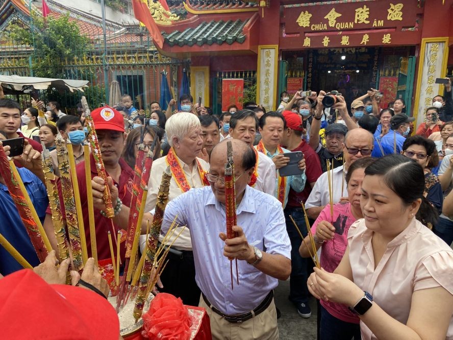 温陵会馆诸理事会上香祈福。