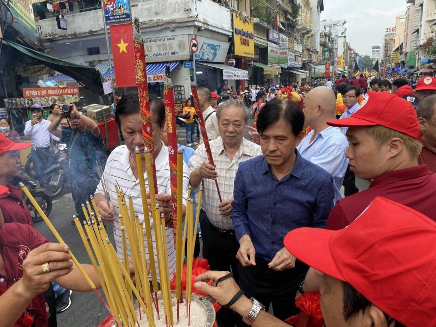 海南会馆诸位理事会上香祈福。