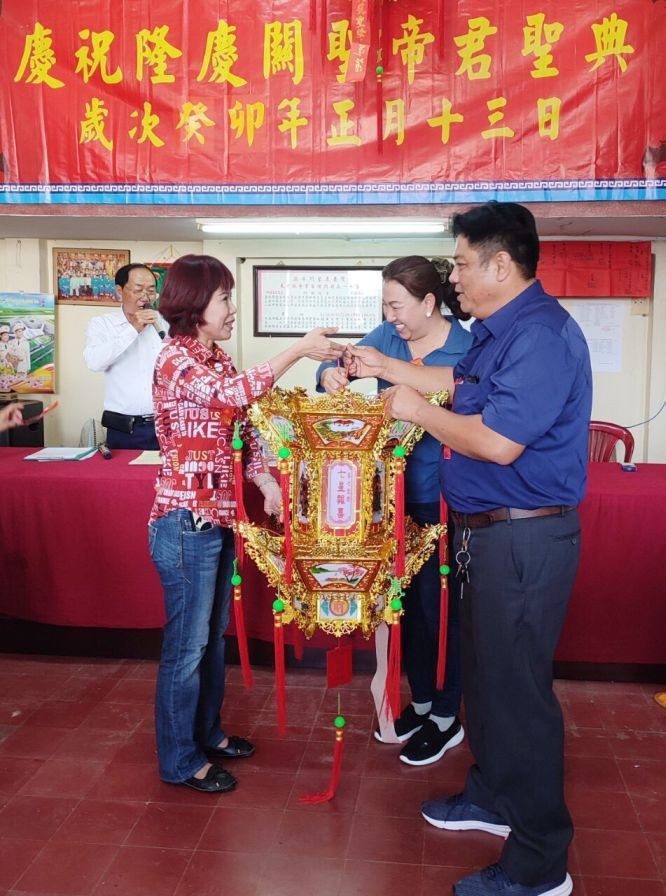 李世龙公司代表（右）以3999万元投得第七号圣灯。