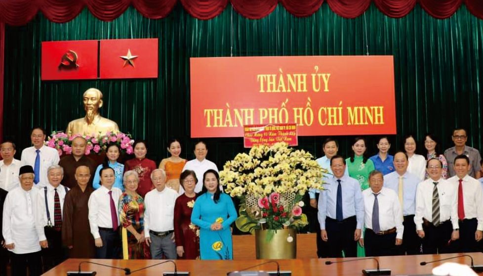 市人委会领导与知识份子、民族与宗教代表团合影。