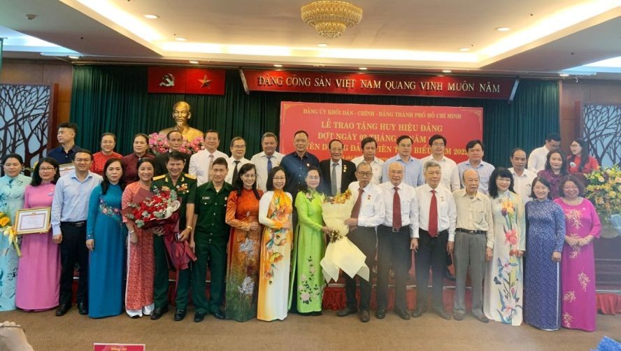 本市颁授党龄纪念章及2022年模范党员表彰仪式合照。