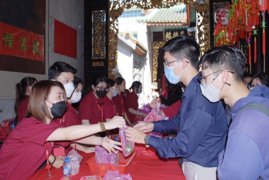善信前来义安会馆关帝庙“借富”。