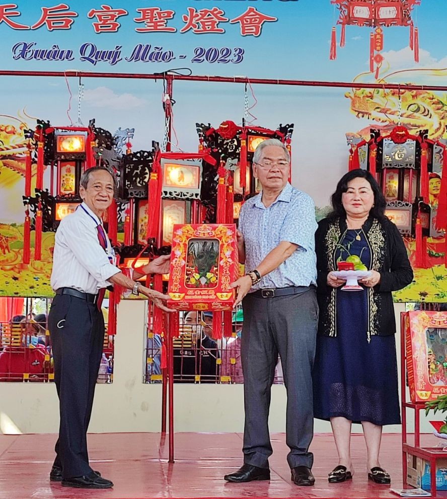 王永胜理事长(左)向平阳经营与发展股份公司（TDC）董事长段文顺伉俪移交“一帆风顺”圣灯。