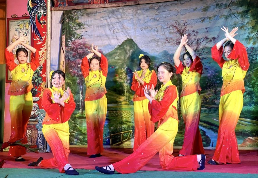 海南文艺歌舞组表演舞蹈。 海南文艺歌舞组表演舞蹈。