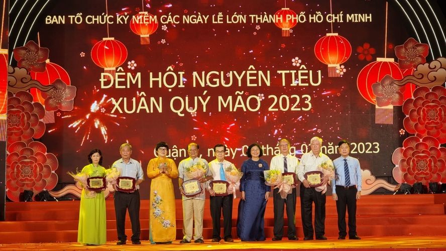 元宵盛会组委会向各会馆代表送花致谢。