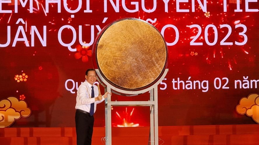 市人委会主席潘文迈击鼓开幕。