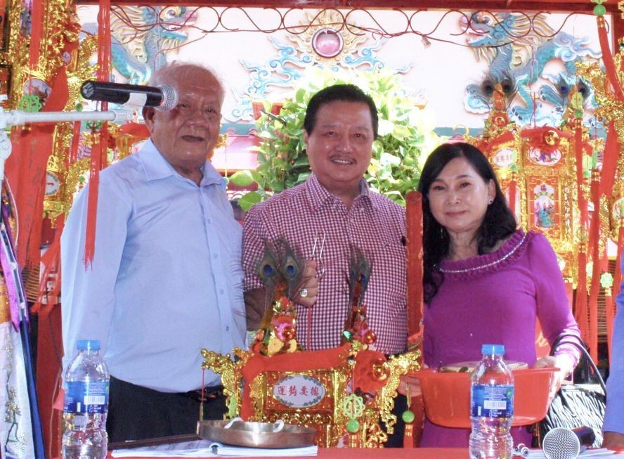 守德市七府关帝庙代表向美好日用化股份公司董事长梁万荣伉俪(右)移交“生意兴隆”圣灯。 守德市七府关帝庙代表向美好日用化股份公司董事长梁万荣伉俪(右)移交“生意兴隆”圣灯。