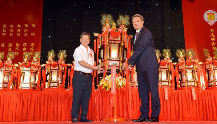 中国驻胡志明市总领事魏华祥向向该会馆常务顾问陈祺光移交“财帛星君财灯”。