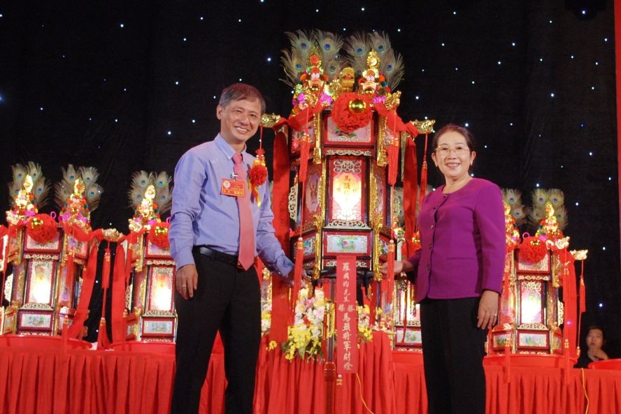 市委原副书记武氏蓉向该会馆委员罗国均移交“马头将军财灯”。