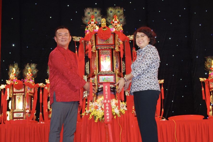市委常务处委员、第一郡郡委书记苏氏碧珠向万事利集团董事长缪仁赖移交“福德正神财灯”。