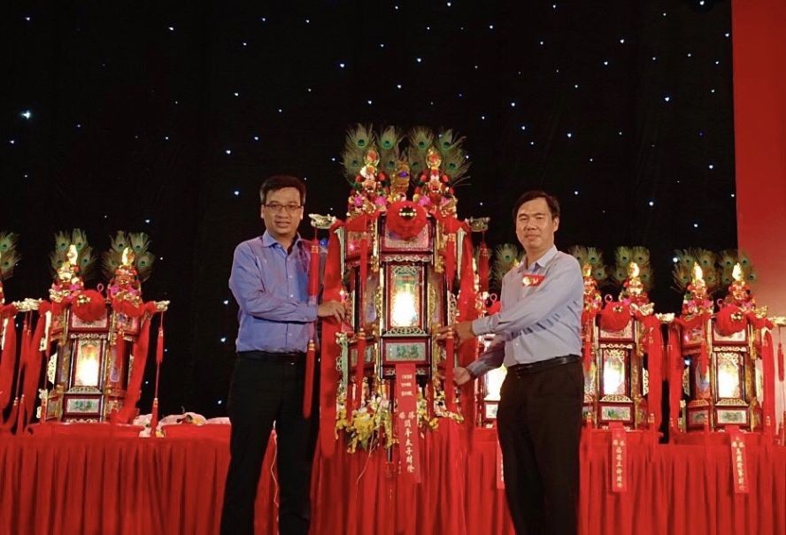 市民族处副主任曾福禄向世越银行（Indovina Bank）移交“关平太子财灯”。