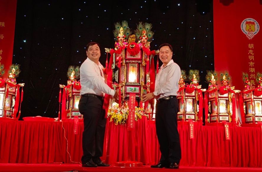 第五郡越南祖国阵线委员会主席黎晋才向该会馆委员林栢财移交“周仓将军财灯”。