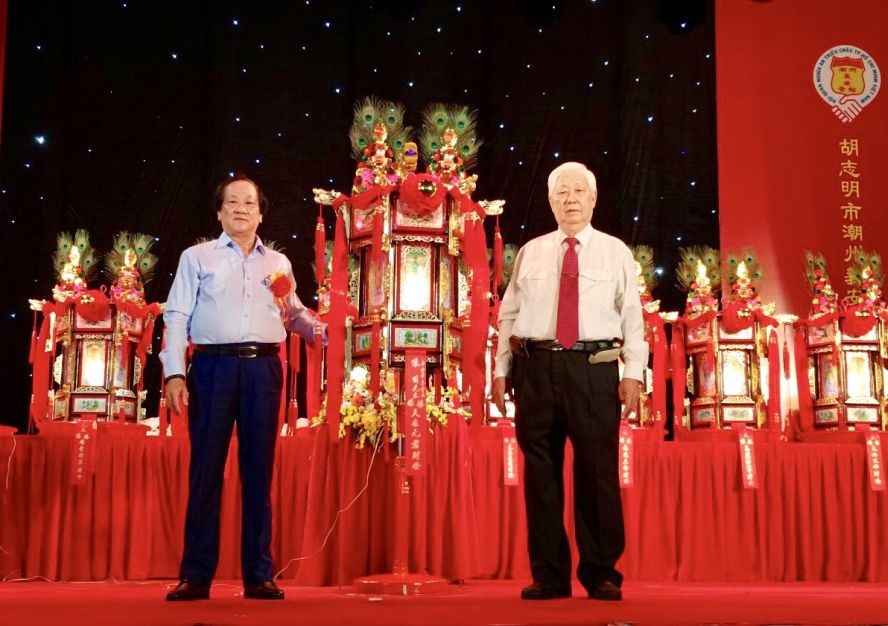 义安会馆理事长陈裕向荣誉理事长陈明移交“天后元君财灯”。