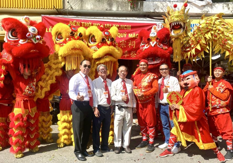 仁义堂龙狮团负责人向刘氏大宗祠贺年。