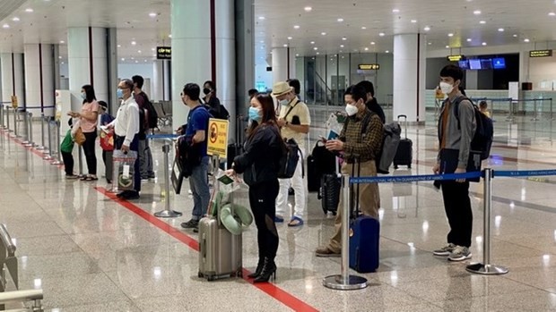 乘客正排队等候办理登机手续。