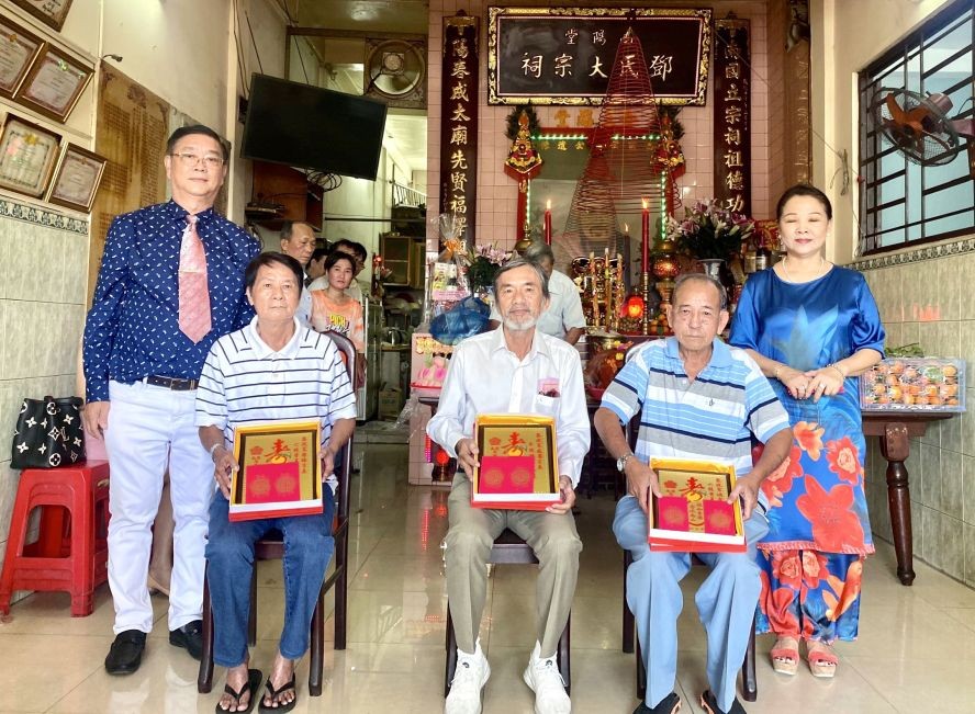 理事长邓栢荣夫妇向宗长赠送祝寿牌与红包。