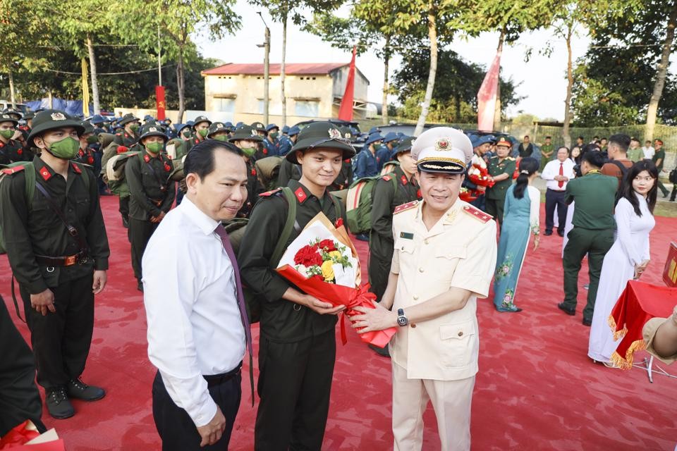 公安部副部长黎国雄中将与芹苴市委书记黎光孟鼓励及慰勉入伍新兵,期望新兵们安心服役。(图:黄南)