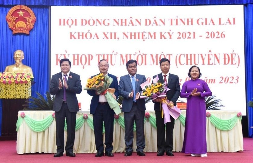 嘉莱省领导向两位新任副主席转授政府总理批准的人事委任《决定》。(图:嘉莱报)