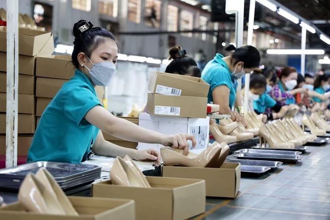工人们在守德市嘉定鞋业有限公司的工厂里制作女式皮鞋。(示意图:越通社)