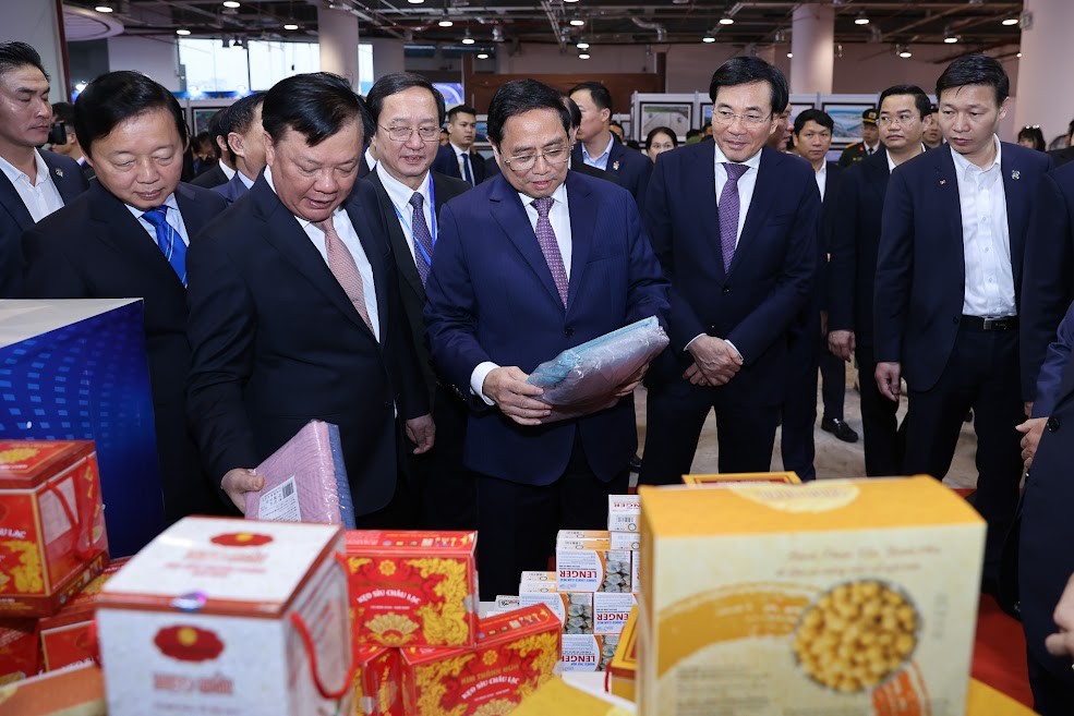 政府总理范明政参观红河平原产品陈列与图片展。(图:日北)