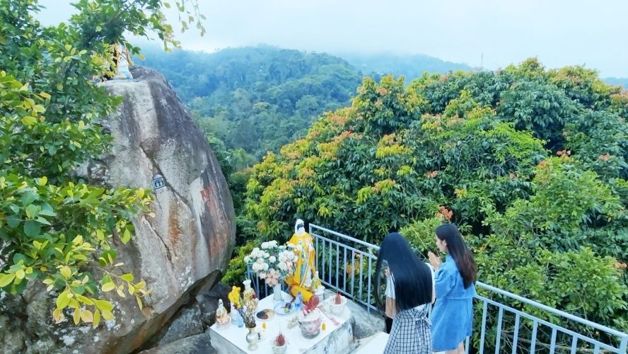 禁山山顶的香客