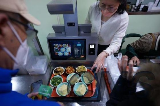 “智能食堂”助力老人用餐新体验