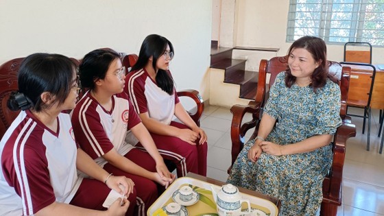 陶山西高中学校的心理教师与学生交换常见的心理问题。