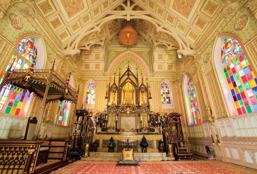 游客进安娜教堂祈福。