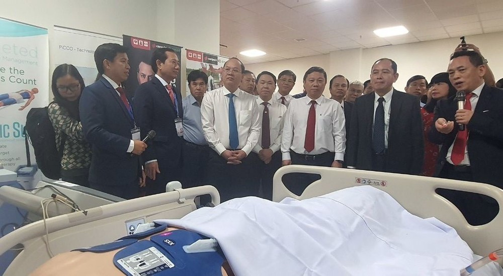 代表们参观高新技术诊治区。(图:成山)