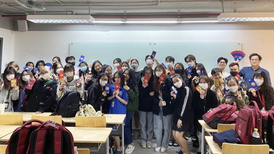 文郎大学讲师陈志明（后排右一）与大学生参加抽“富”活动。