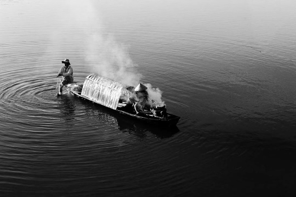 船上炊烟 陈光明摄