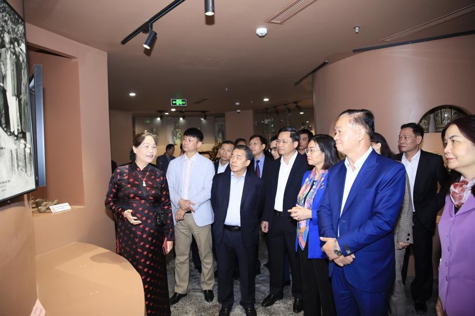 老挝人民革命党中央办公厅干部团前往实地考察河内市嘉林县越南手艺村精华中心。（图：范雄）