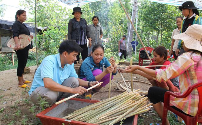 同奈博物馆干部了解该省民族同胞的民间文化。