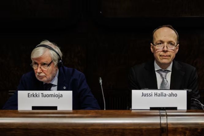 芬兰议会外交事务委员会主席尤西‧哈拉‧阿霍（右）在新闻发布会上介绍了加入北约申请报告内容。（图：YLE）