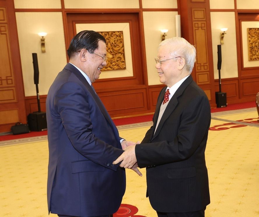 党中央总书记阮富仲欢迎柬埔寨人民党主席、柬埔寨王国首相洪森共同出席高层会议。(图:越通社)