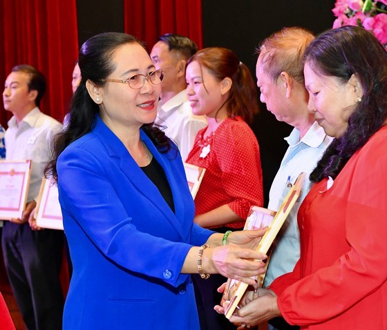 市人民议会主席阮氏丽向连续5年出色完成任务的集体及个人颁赠奖状。(图:越勇)