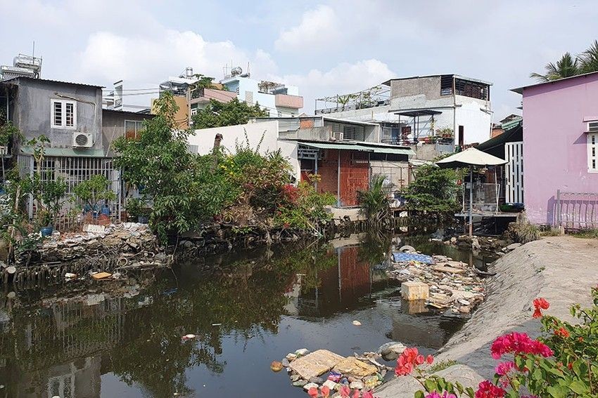 第七郡双新池塘区域住房简陋，水面满是垃圾。