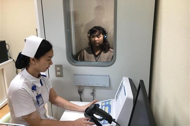 越-日大水镬体检中心医护人员在为一名女性作健康筛检。(图:丁姮)