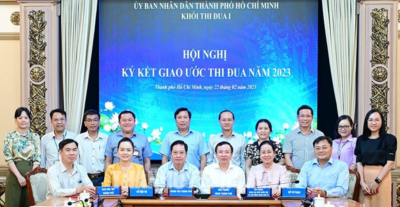 1号爱国竞赛机关成员签署竞赛协议。