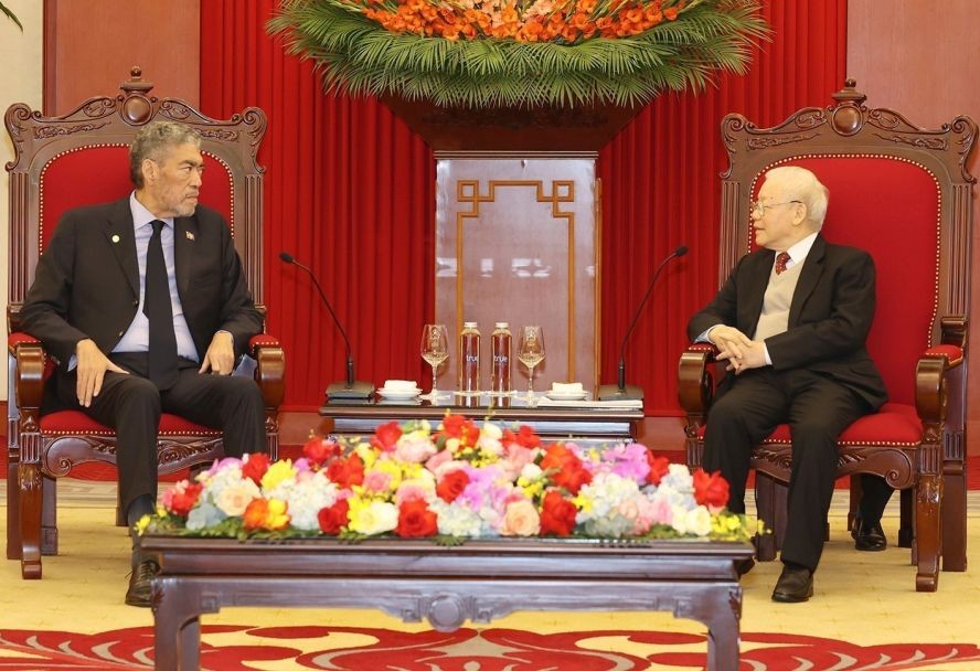 党中央总书记阮富仲(右)与米格尔‧梅希亚总书记交谈。(图:越通社)