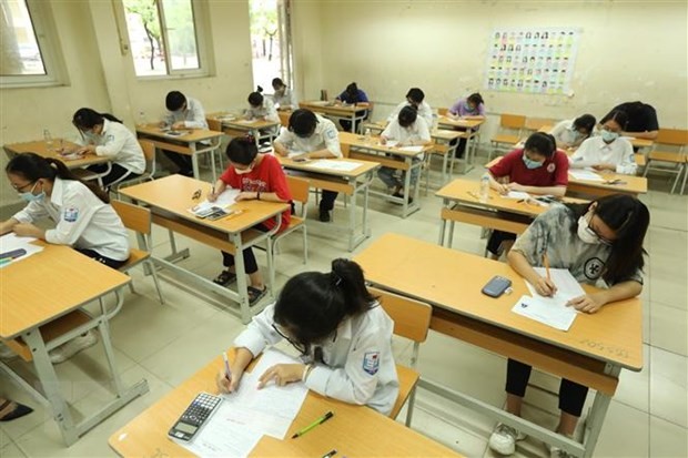 学生参加去年的会考。