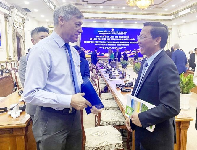 市人委会主席潘文迈与代表交谈。 市人委会主席潘文迈与代表交谈。