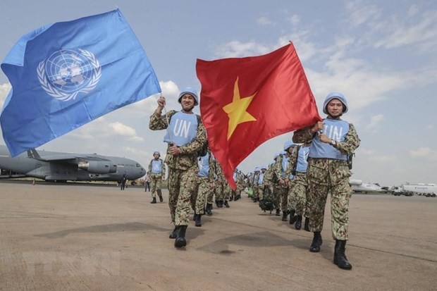 越南维和军医在朱巴国际机场高举联合国旗和越南国旗，开始执行联合国南苏丹维和任务。（图：越通社）