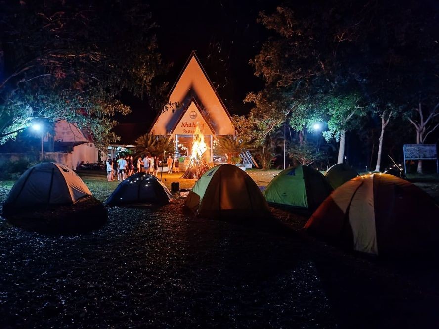 山丘下点燃篝火