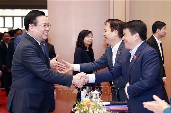 国会主席王廷惠与代表交谈。(图:越通社)