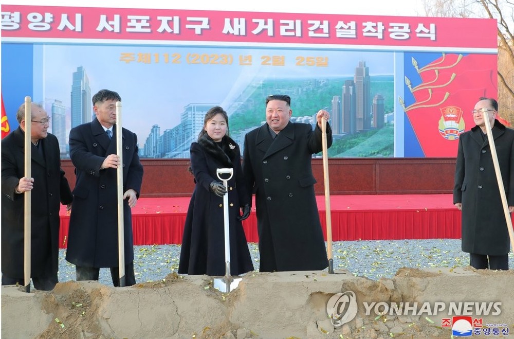朝鲜国务委员会委员长金正恩(右二)前一天携女儿金主爱(右三)出席平壤西浦地区新街建设项目开工仪式。(图:韩联社/朝中社)