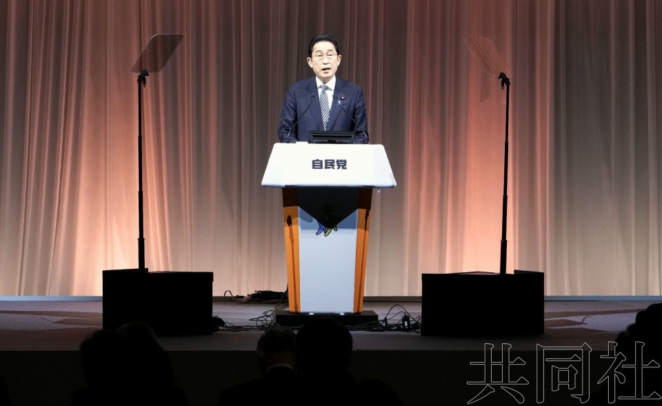 2月26日上午，首相岸田文雄在东京某宾馆举行的自民党大会上演讲。（图：共同社）