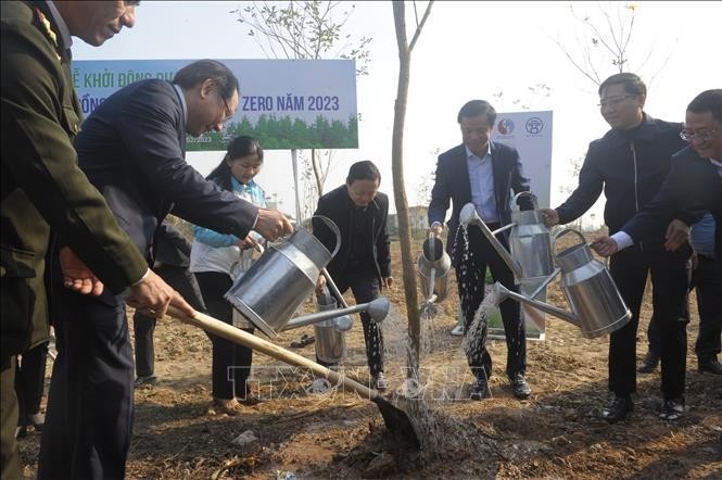 政府副总理陈红河与各位代表一同参加植树活动。(图:越通社)
