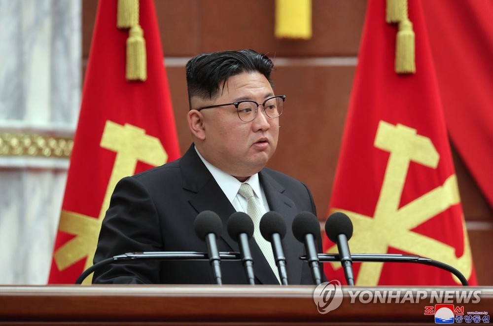 朝鲜劳动党第八届中央委员会第七次全体会议扩大会议26日在中央委员会总部举行,就农业问题进行讨论,国务委员会委员长金正恩主持会议。(图:韩联社 / 朝中社)