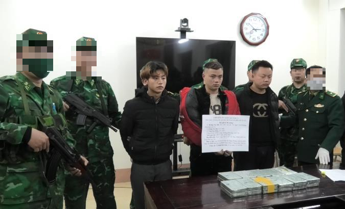 被抓获的3名毒贩及毒品物证。(图:忠勇)